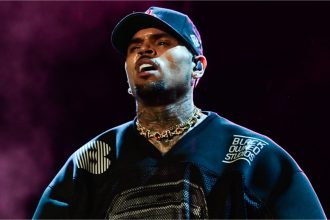 Novo álbum de Chris Brown é chamado de “grande merda” pela Pitchfork