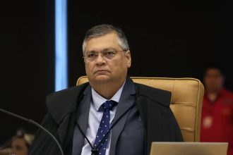 Dino pede que Câmara explique viagem de Mário Frias ao exterior