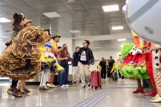 Governo do Estado recepciona turistas com elementos da tradição junina no aeroporto de Aracaju