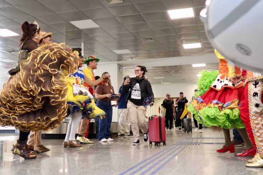 Governo do Estado recepciona turistas com elementos da tradição junina no aeroporto de Aracaju