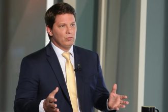 STF não consegue notificar Mário Frias sobre filme de Bolsonaro