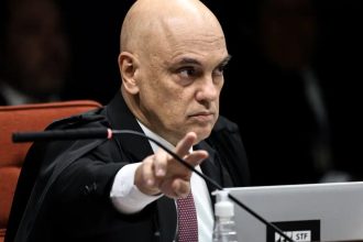 Moraes pede parecer da PGR sobre apreensão de arma de Bolsonaro