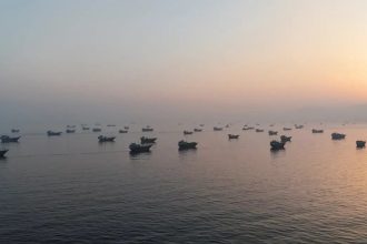 Primeiros navios-tanque atravessam estreito após acordo com Irã