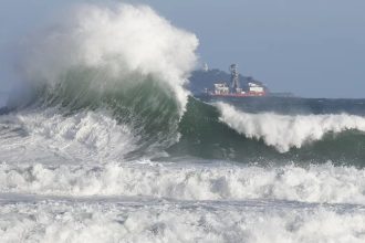 Ressaca atinge litoral do Rio e pode ter ondas de até 2,5 metros