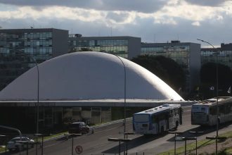 Dino dá 30 dias para Congresso explicar destinação de emendas
