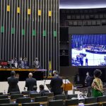 Dino intima partidos a explicar controle de emendas parlamentares