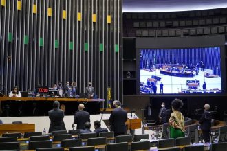 Dino intima partidos a explicar controle de emendas parlamentares