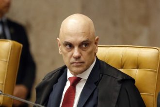Moraes suspende visitas de Flávio a Bolsonaro na prisão domiciliar