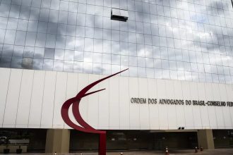 OAB pede que STF autorize comunicação entre Flávio e Jair Bolsonaro