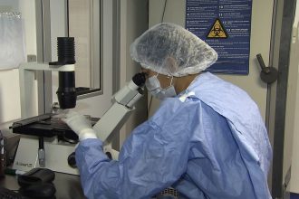 Saiba como cientistas “curaram” pacientes infectados com HIV