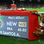 Alison dos Santos quebra recorde mundial dos 400m com barreiras