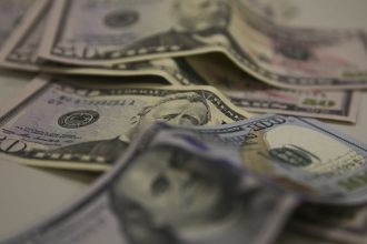 Brasil e EUA retomam negociação após tarifaços de 25% e 12,5%