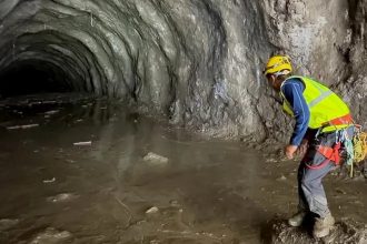 Equipes do Nepal procuram centenas de pessoas presas em túneis