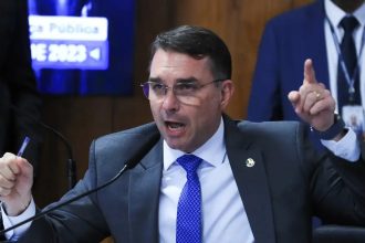 Missão pede investigação sobre filiação falsa de Flávio ao partido