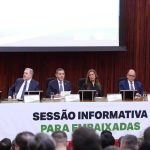 Presidente do TSE defende urna eletrônica em reunião com embaixadores