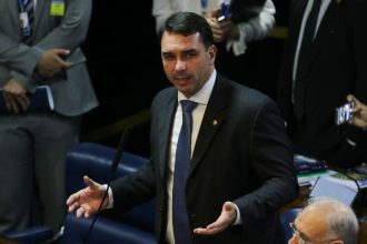 Defesa de Flávio Bolsonaro tentou levar caso Dark Horse a Mendonça