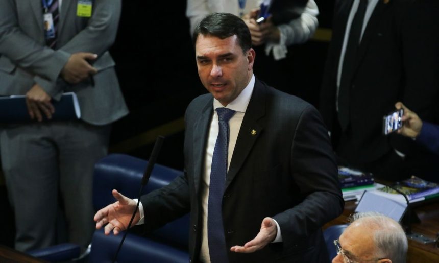 Defesa de Flávio Bolsonaro tentou levar caso Dark Horse a Mendonça