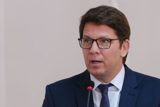 Dino aponta indícios de liderança de Mário Frias em desvio de emendas
