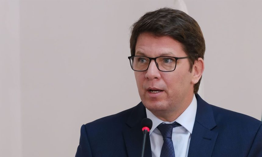 Dino aponta indícios de liderança de Mário Frias em desvio de emendas