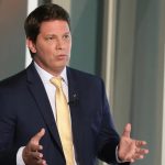 Dino cita risco de evasão e proíbe deputado Mario Frias de deixar país