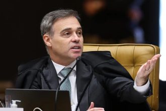 Mendonça acompanha Fachin e vota por julgamento separado de Moraes