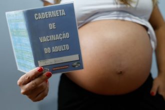 Resistência às vacinas contra gripe e covid coloca gestantes em risco