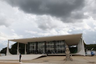 Zambelli pede ao STF salvo-conduto para vir ao Brasil votar na mãe