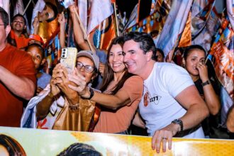Gustinho reúne grande público e ganha carinho da população pelas ruas de Simão Dias