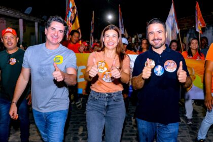 Gustinho Ribeiro faz caminhada pelo Jardim Campo Novo, em Lagarto