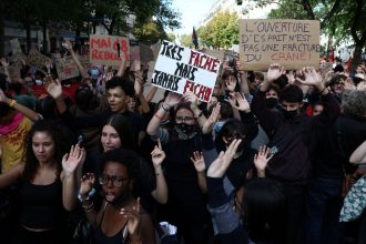 Alunos e professores protestam na França no maior dia de mobilização