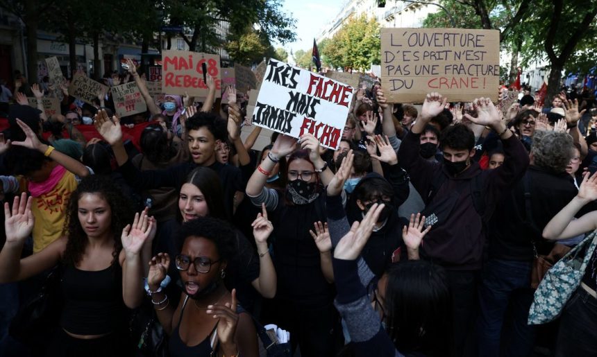 Alunos e professores protestam na França no maior dia de mobilização