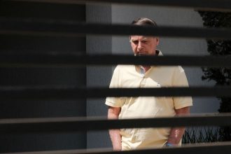 Bolsonaro pede liberação de visitas de Flávio na prisão domiciliar