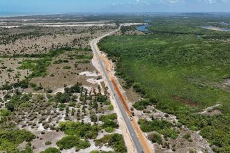 Duplicação da SE-100 avança na Barra dos Coqueiros com serviços de limpeza e terraplanagem
