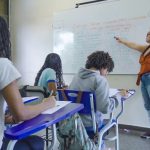 Flávio quer escolas militares; Lula propõe ampliar educação integral