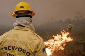 Governo faz força-tarefa e envia 11 aeronaves para combater fogo no AM