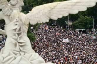 Habitação: Espanha antecipa eleições; sindicatos chamam à greve geral