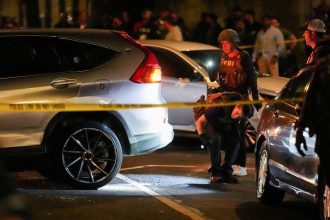 Homem é baleado em Nova York dentro de carro por agentes do ICE