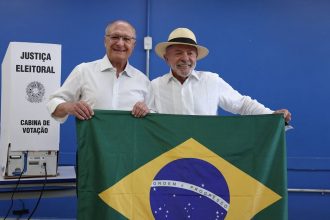 Mendonça dá 24h para remoção de posts sobre Lula e bandeira do Brasil 