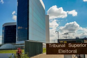Nunes Marques convoca campanhas de Lula e Flávio para reunião no TSE