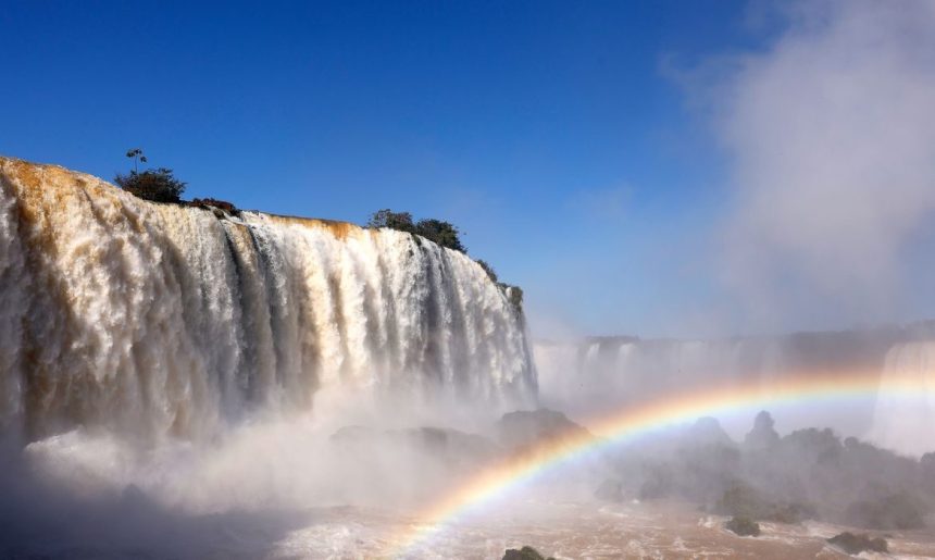 Vazão das Cataratas do Iguaçu chega a 13 milhões de litros por segundo